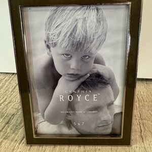 Cynthia Roycé 5x7 Photo Frame With Green and Silver Border